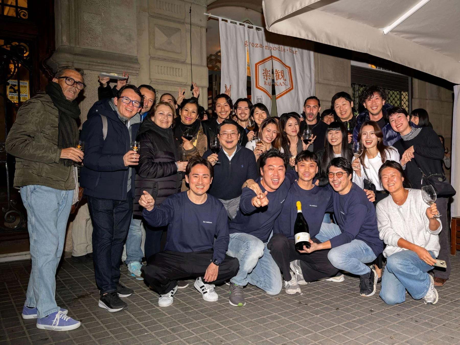 多くの人が集まる「楽観」