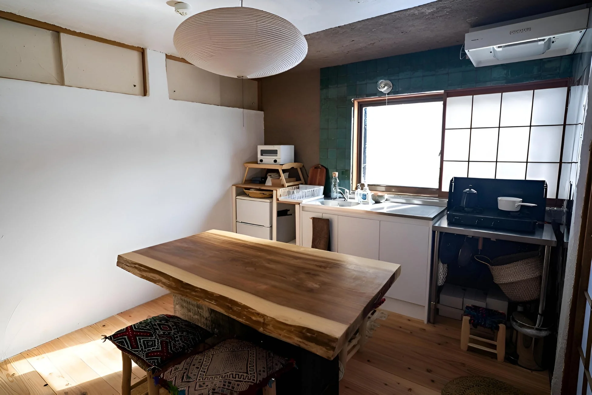 あわ居のキッチン・ダイニング