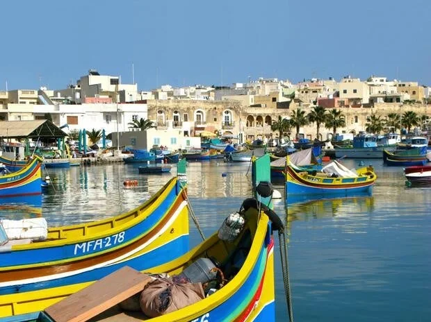 マルタのマルサシュロック港に停泊するカラフルな漁船