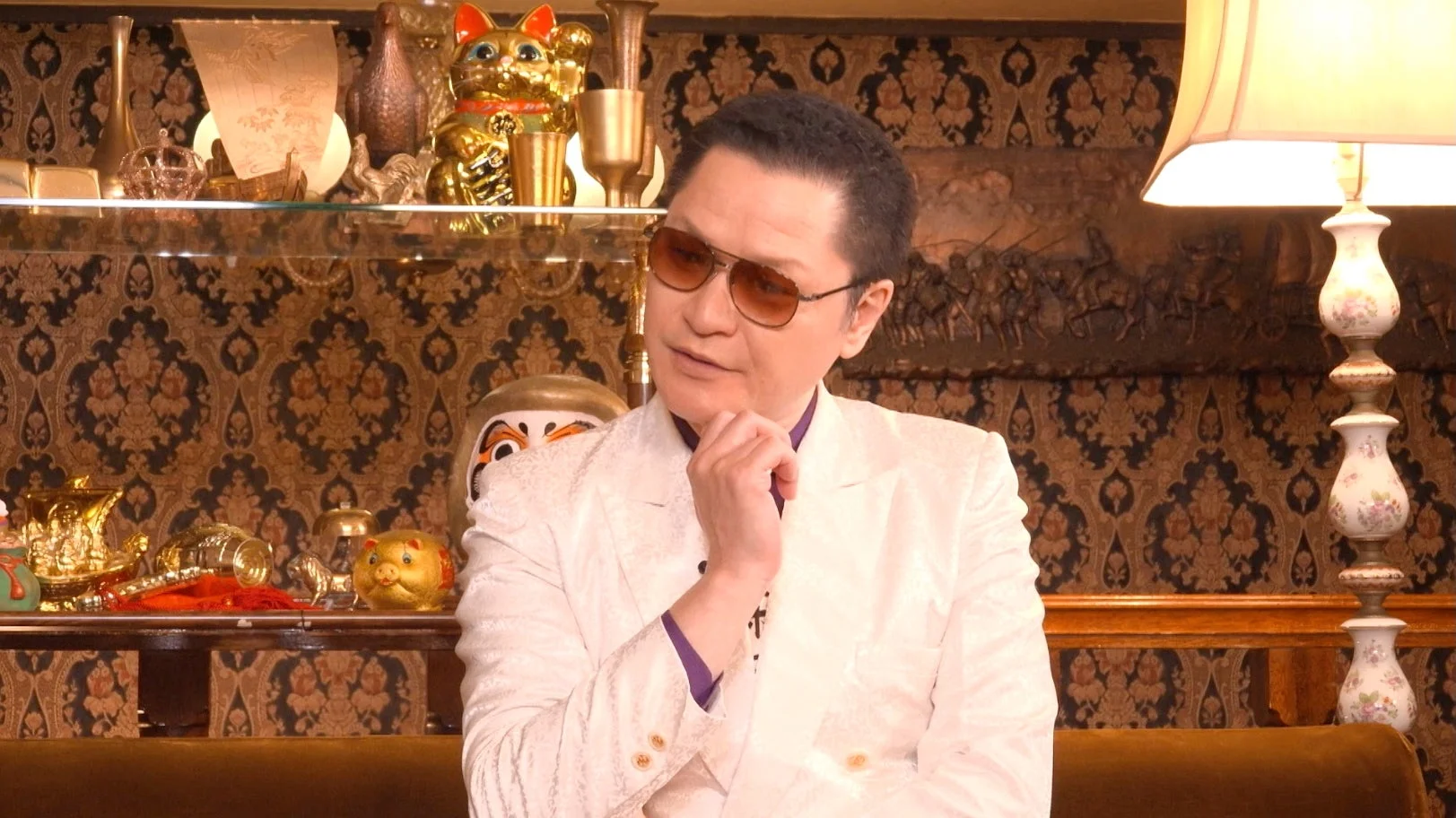 白いスーツとサングラスをかけた男性