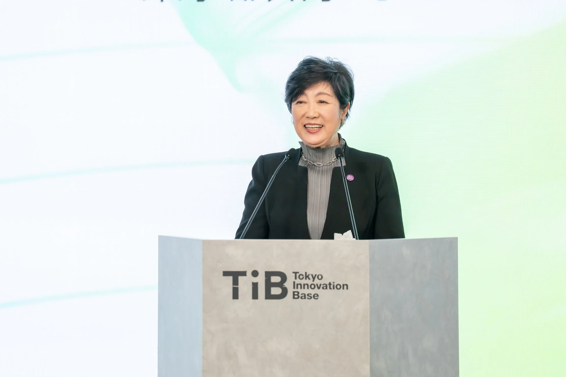 笑顔で講演する女性