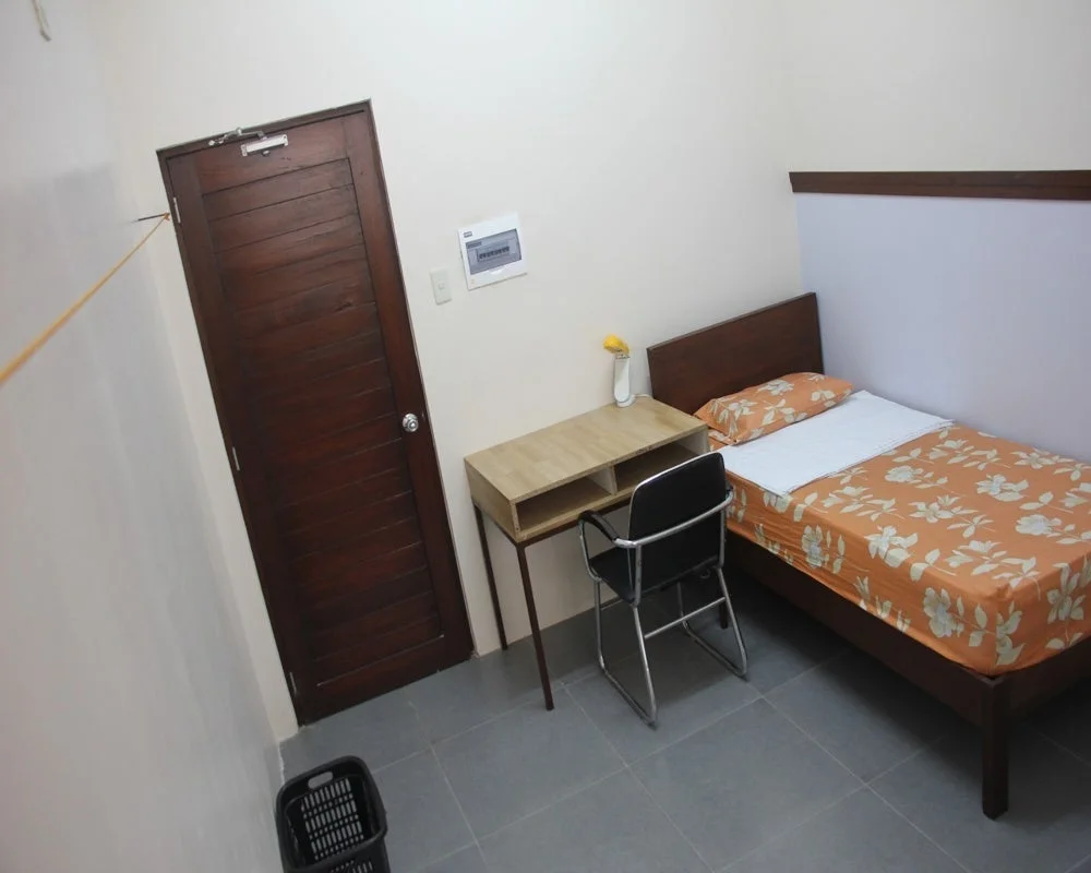 シンプルで清潔感のある寮の部屋