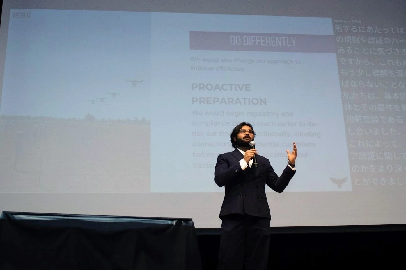 プレゼンテーションを行う男性