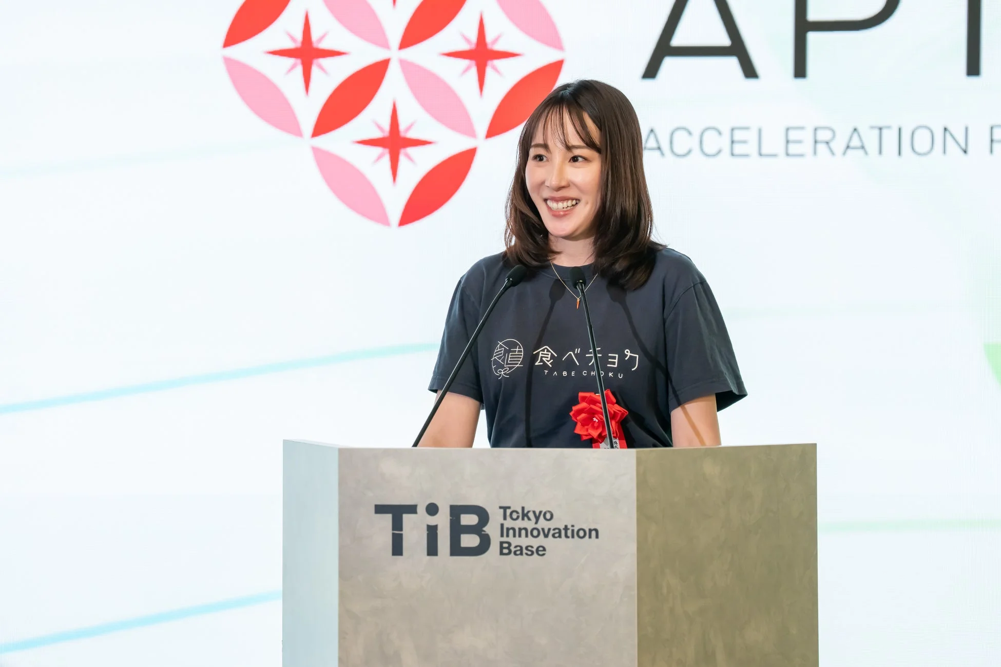 食べチョクのTシャツを着てスピーチする秋元里奈氏