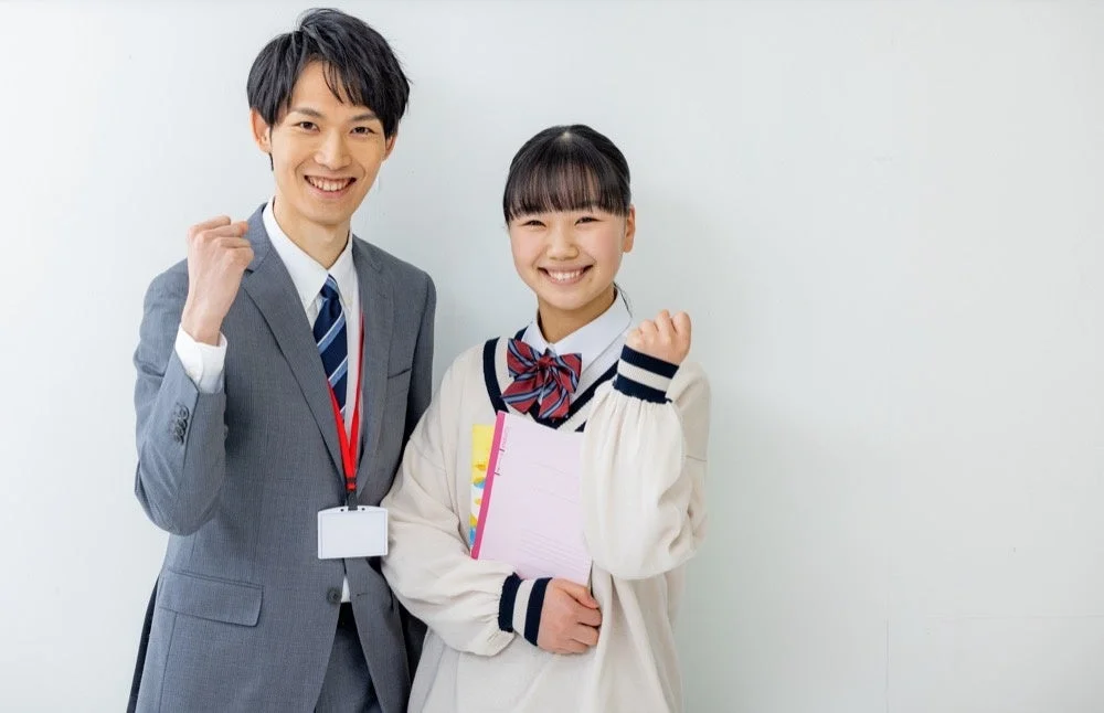 キャンペーンを応援する男性と女子学生