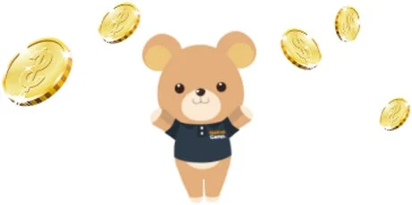 可愛らしいクマのキャラクターが、金色のコインが舞う中で両腕を広げて立っているイラストです。