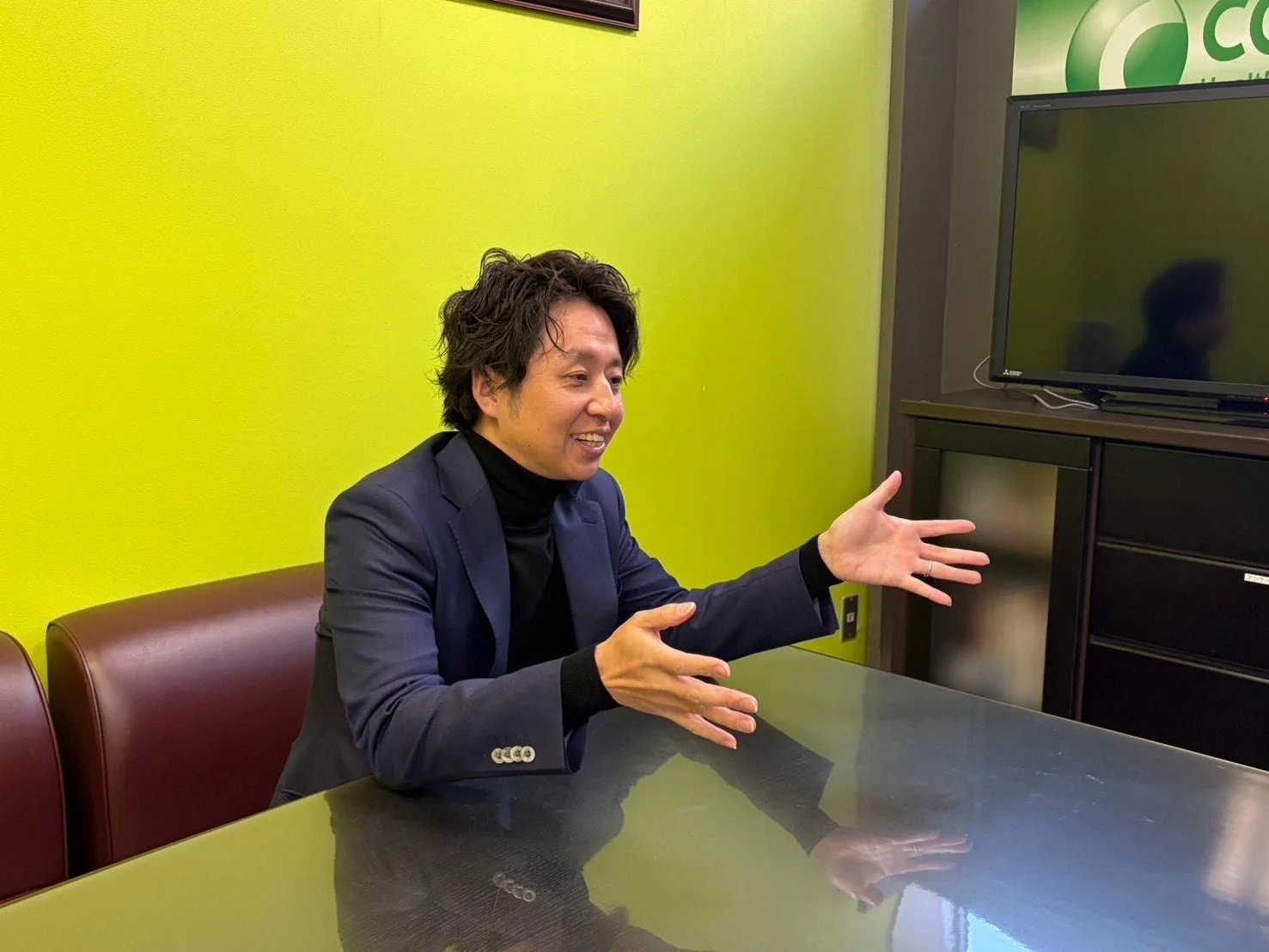 スーツを着た男性が会議室で話している様子