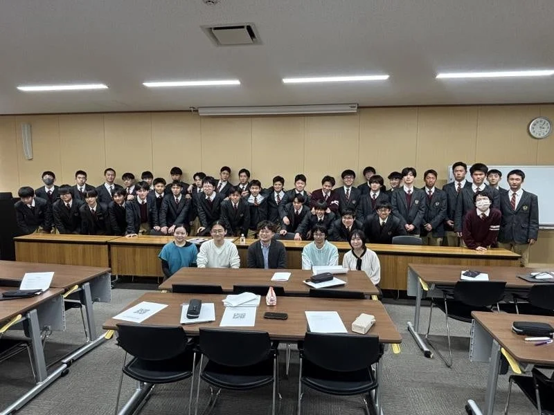 高校生と大人たちの集合写真