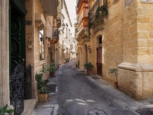 石造りの建物が並ぶマルタの美しい路地