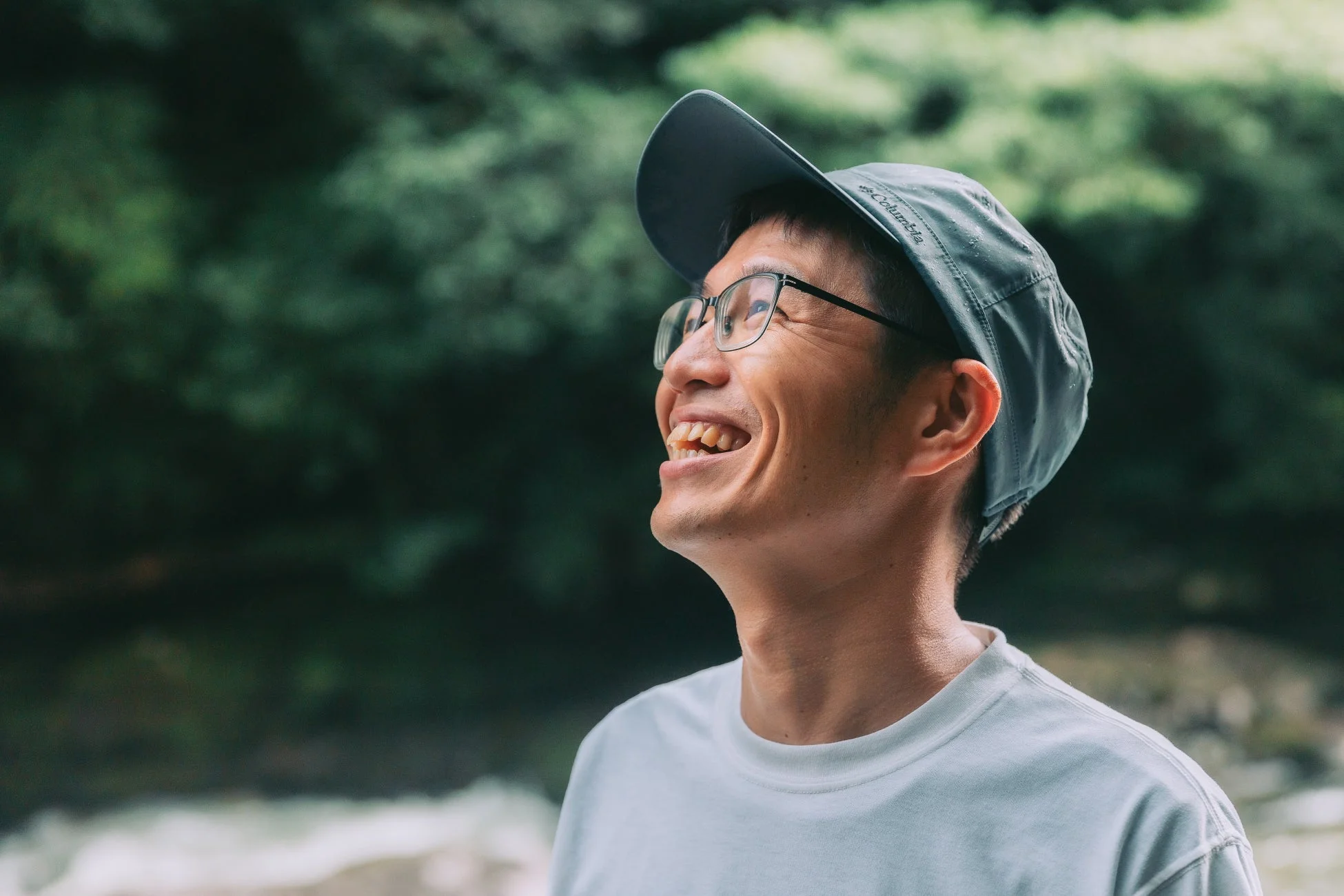 笑顔で上を見上げる男性