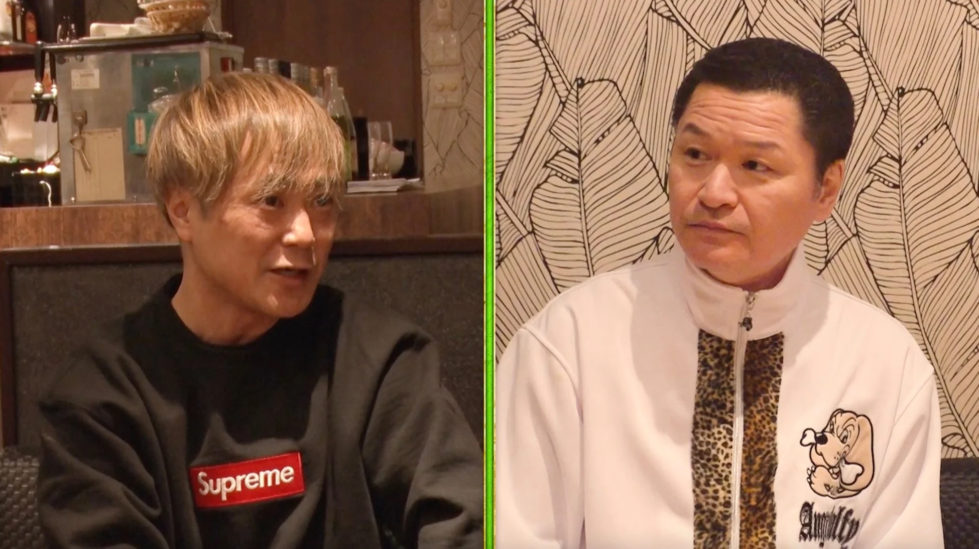 室内で二人の男性が会話している様子