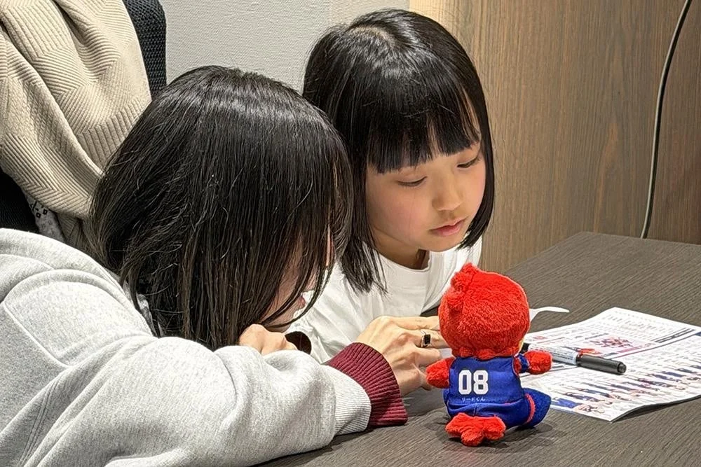 子どもたちが何かを見ている様子