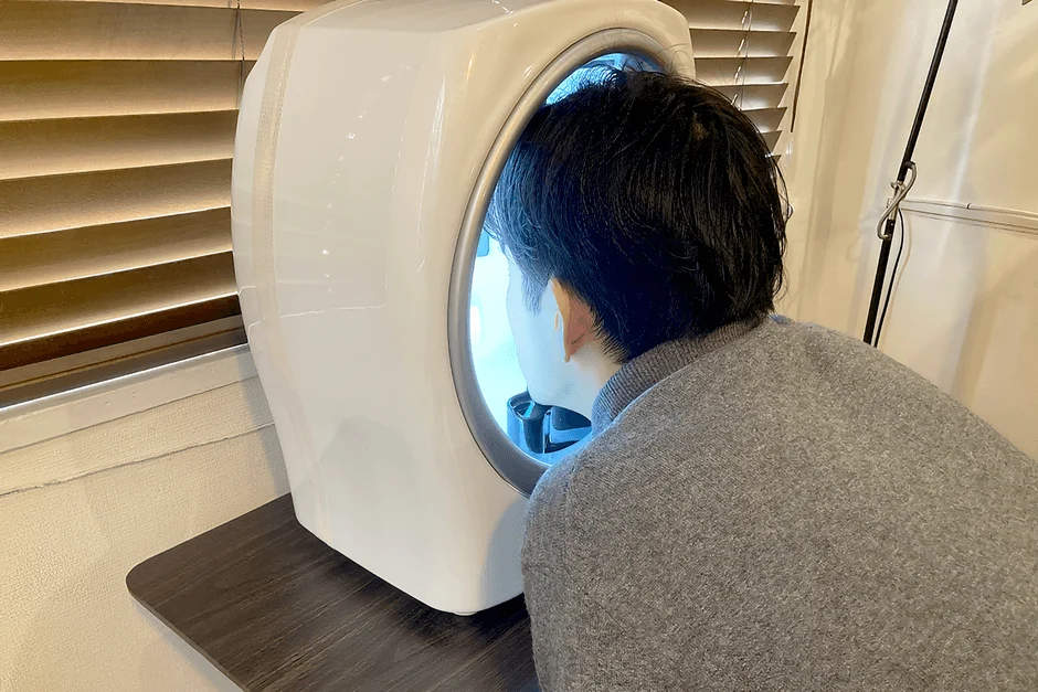 肌診断で顔を分析する様子