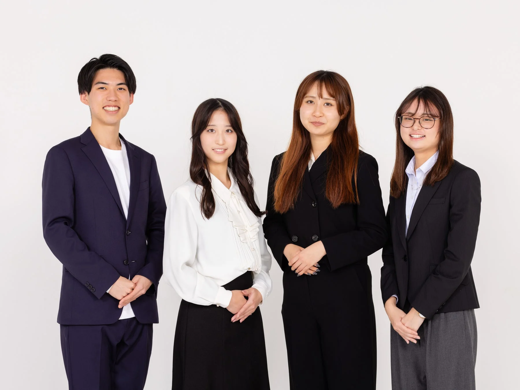 スーツ姿の男女グループの写真