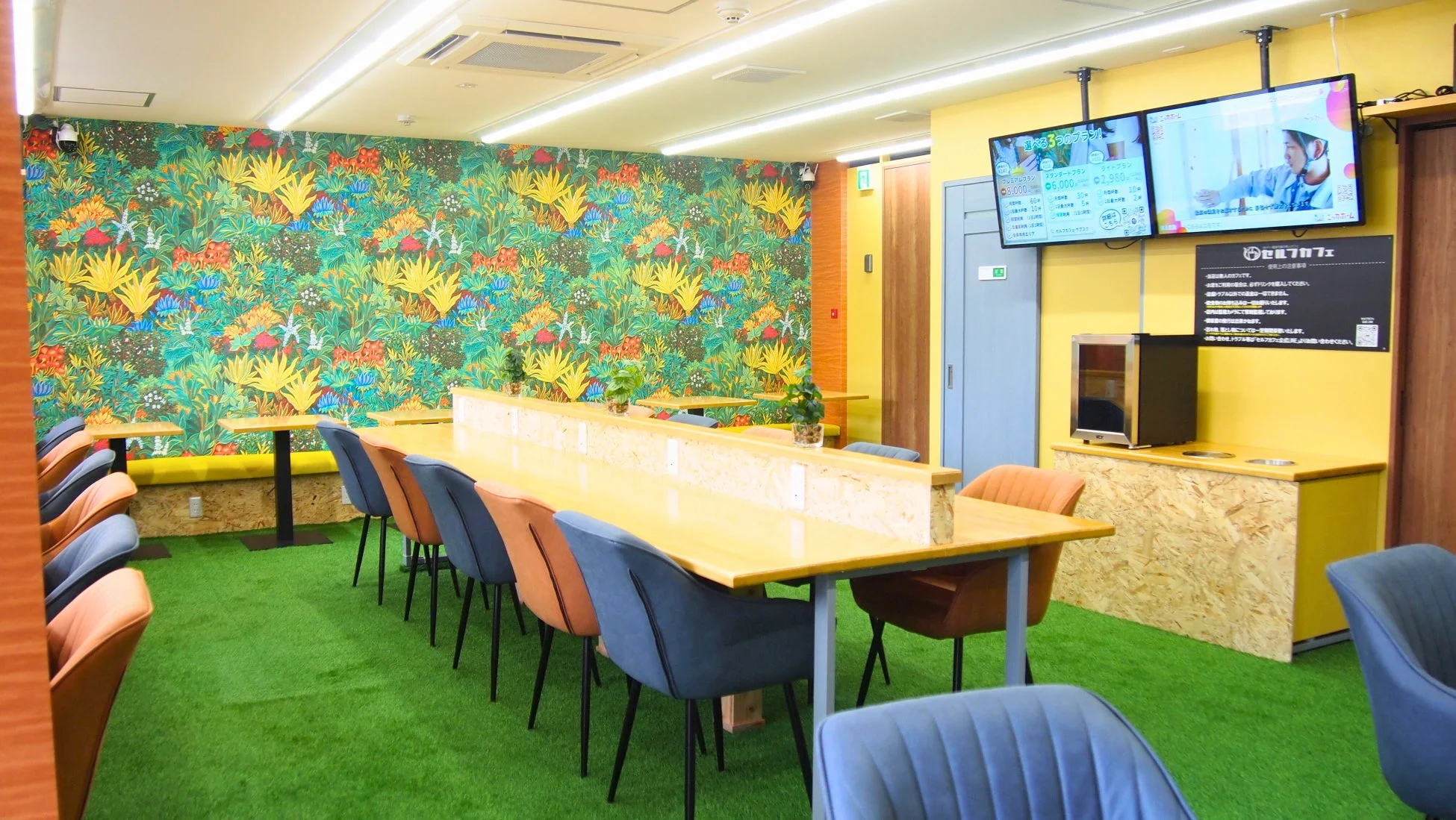 セルフカフェ店内の様子とプラン表示