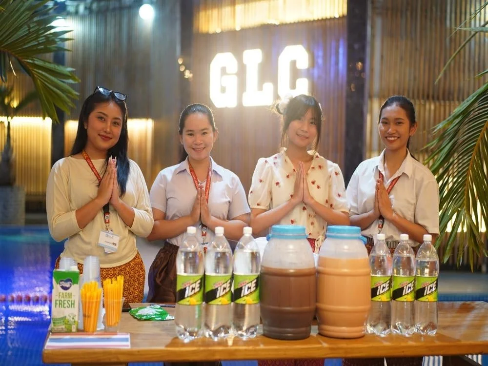 女性,笑顔,イベント,挨拶,飲み物,学生,アジア,屋内プール,GLC,若者