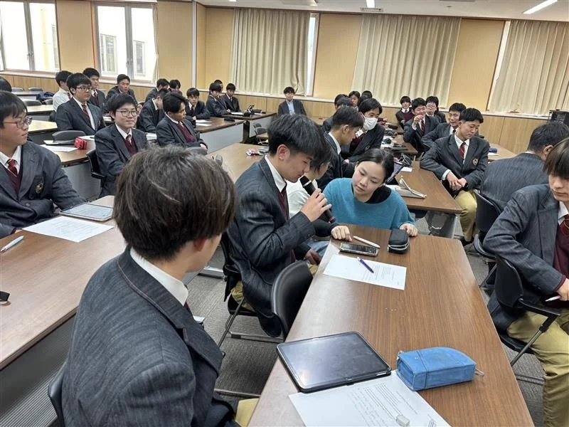 高校生がグループワークで話し合う様子