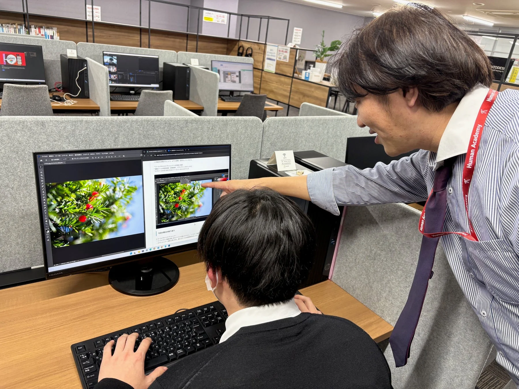 画像編集を学ぶ男性2人