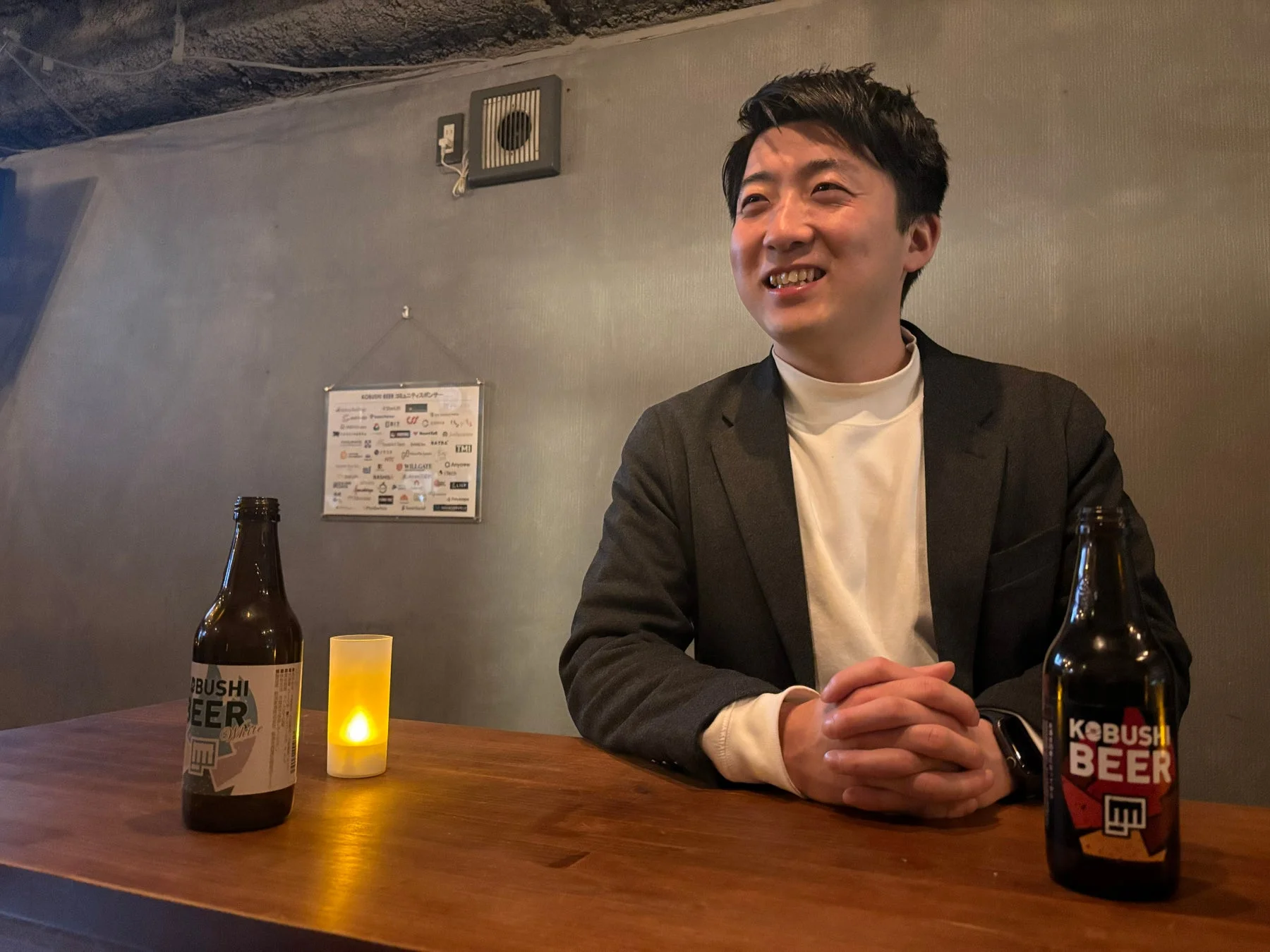 男性がビールを飲みながら話している様子