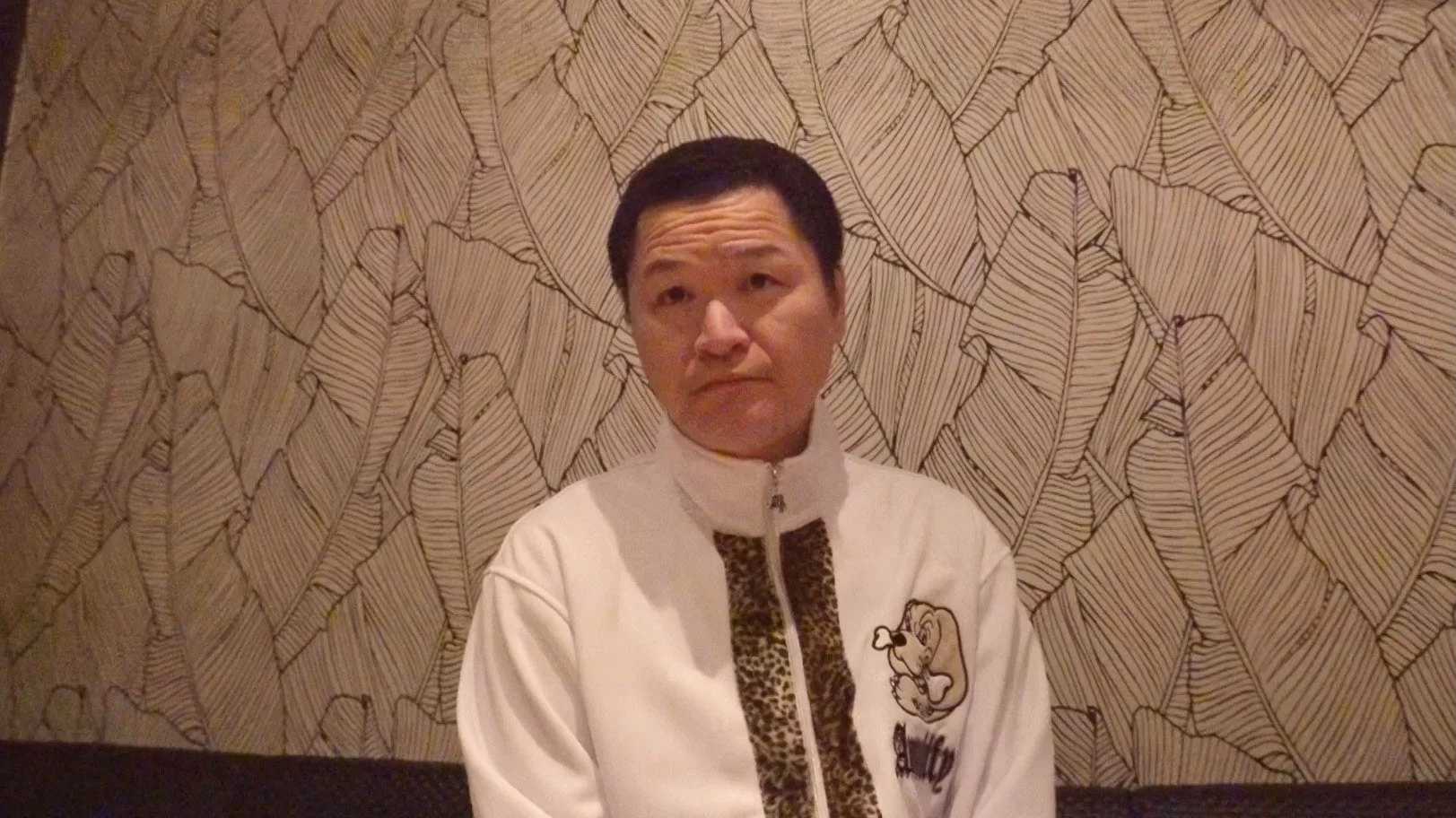 白いジャケットを着た日本人男性