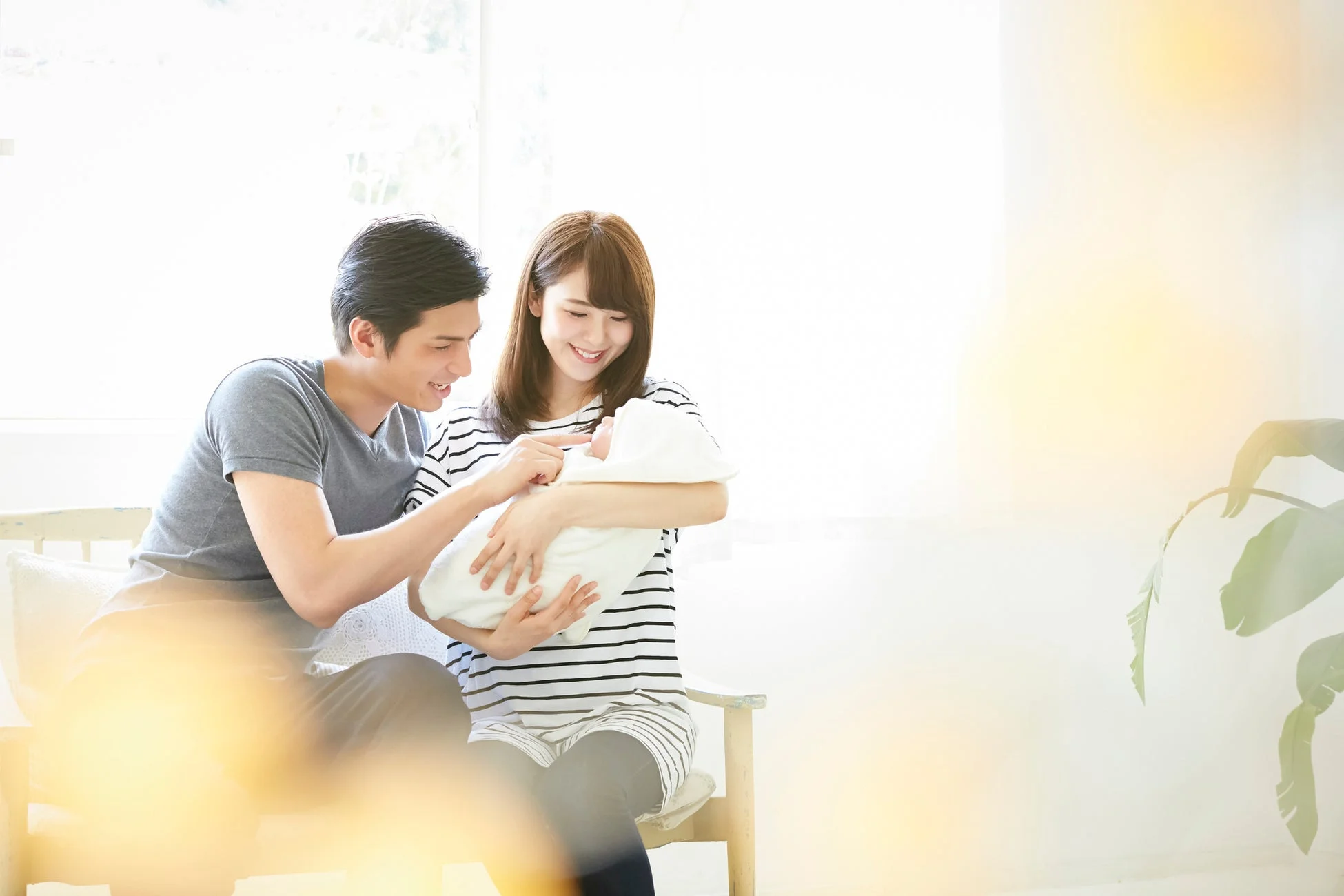 育児をする夫婦と赤ちゃん