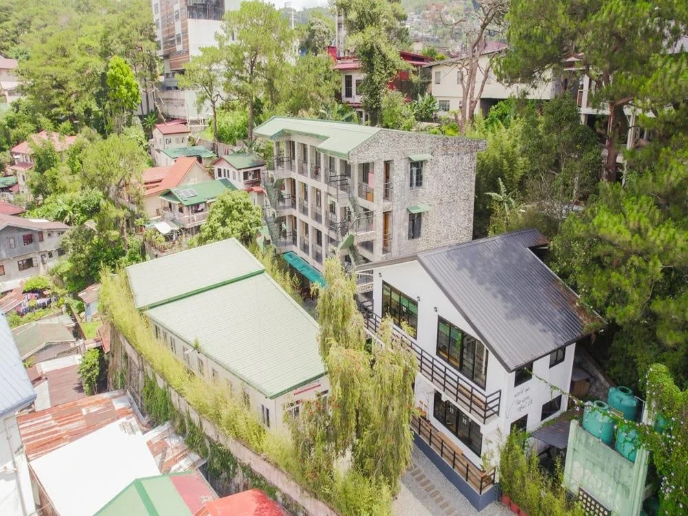 緑豊かな環境に建つ学校の建物