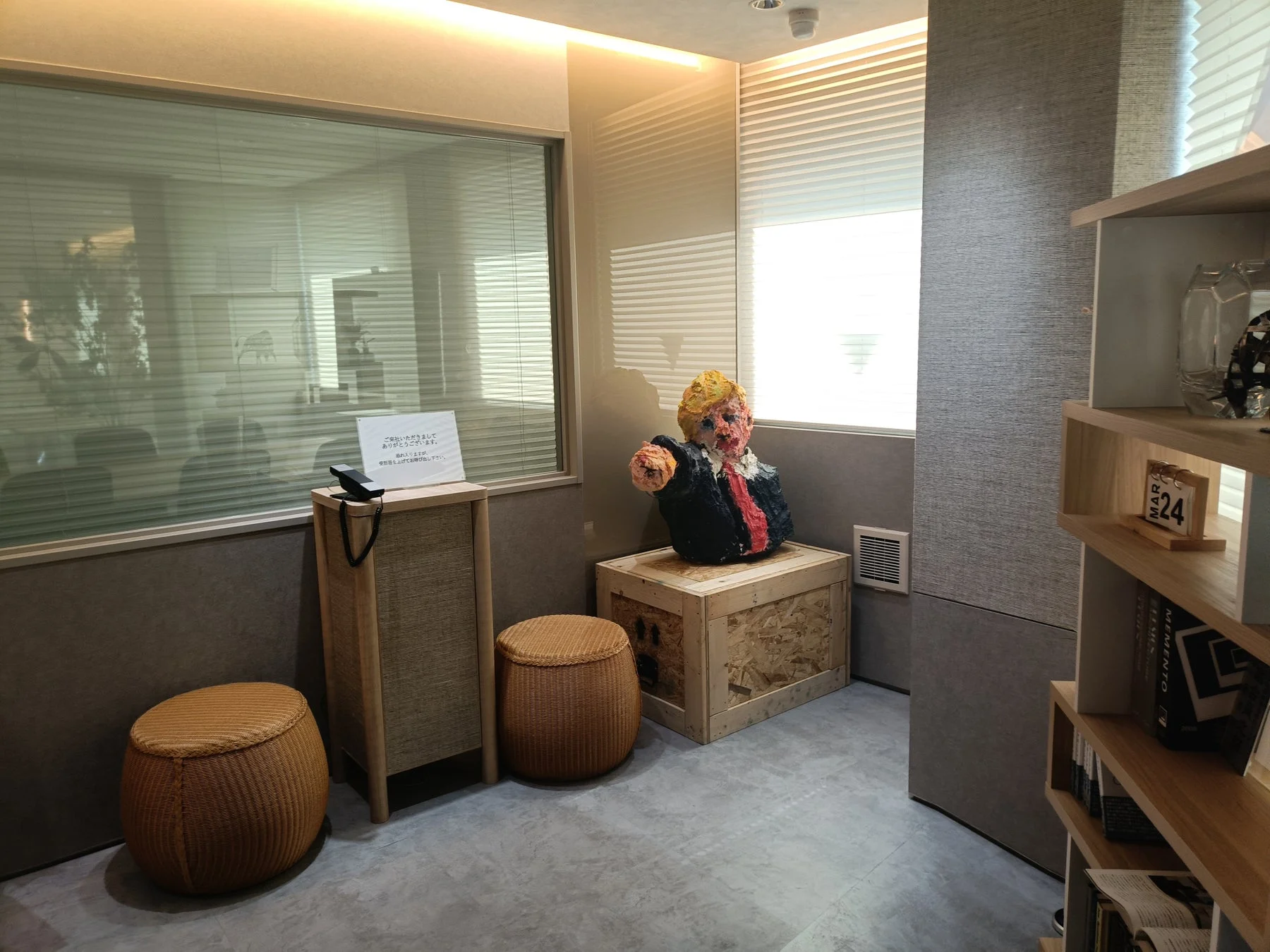 ドナルド・トランプに似た胸像が印象的なオフィスの一角