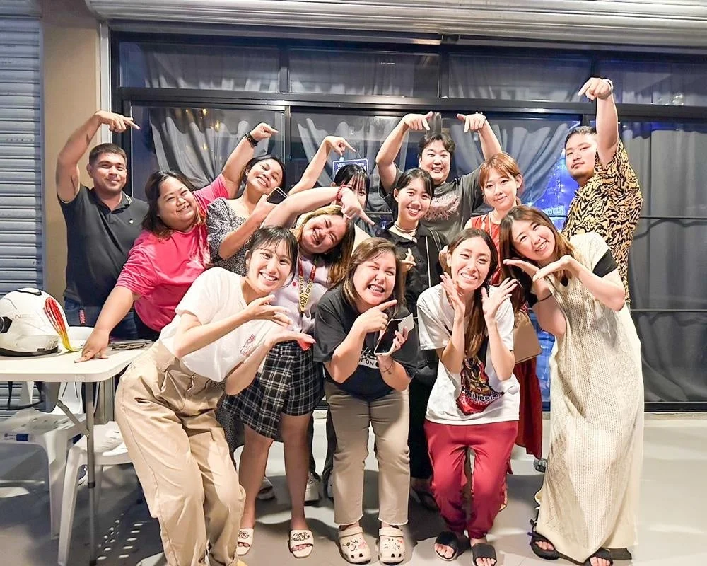 笑顔でポーズをとるグループ