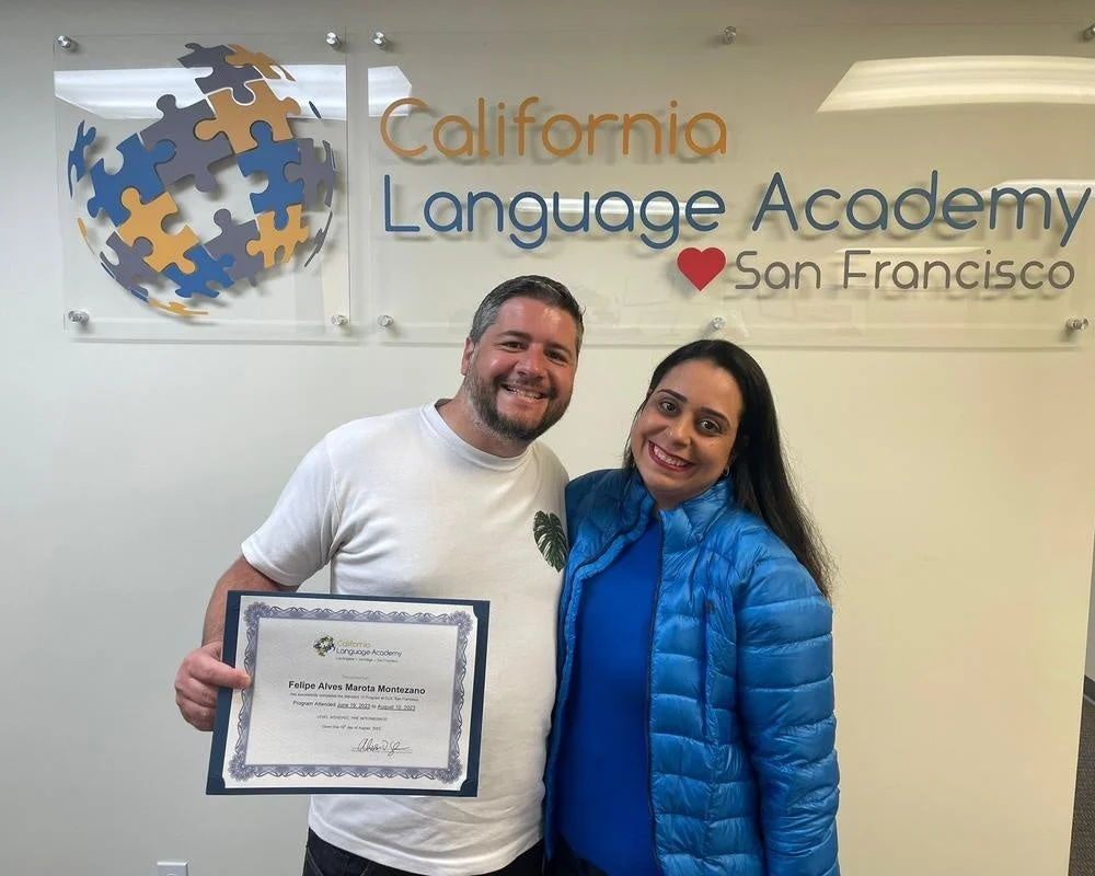 サンフランシスコのカリフォルニア語学学校で修了証書を手に笑顔の学生