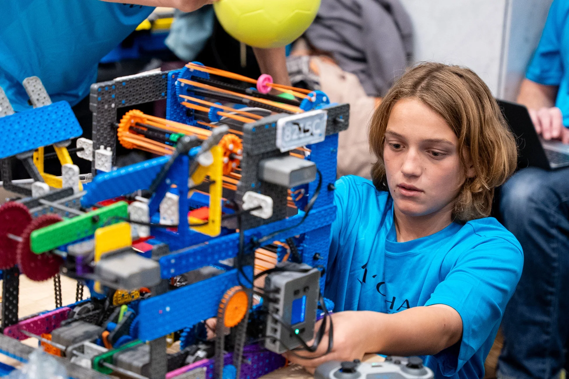 ロボットを調整する少年