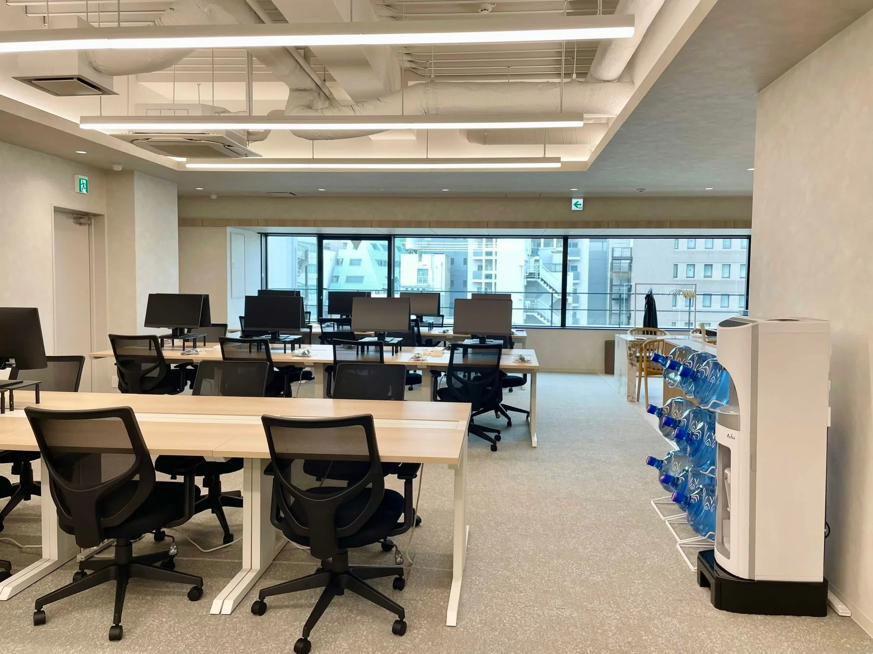 明るく現代的なオフィス空間