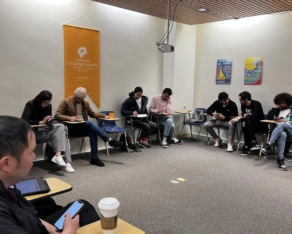 教室で学習する学生たち