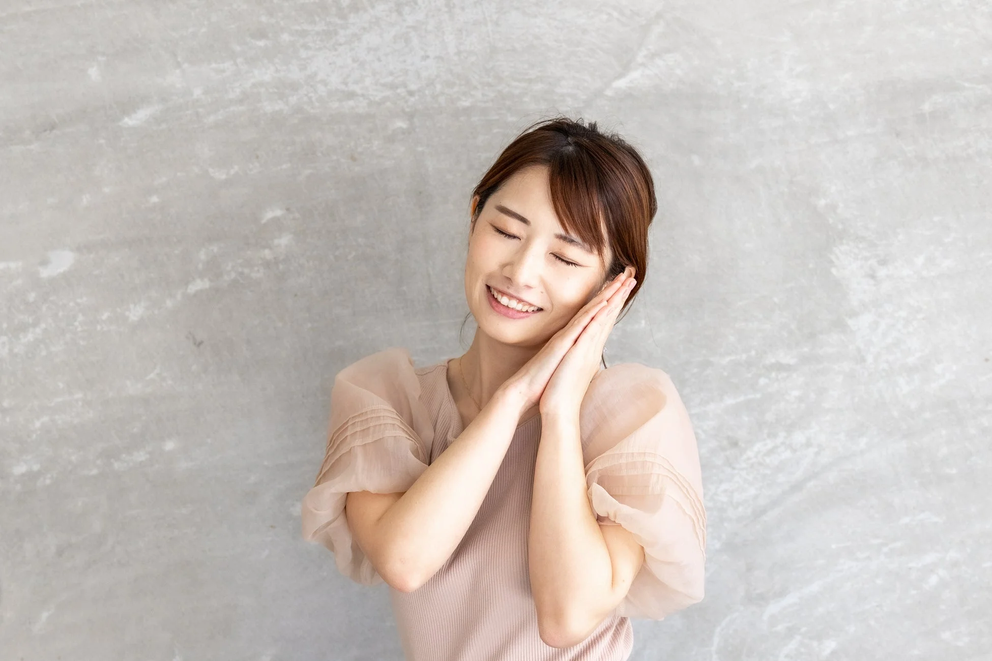 目を閉じて微笑む女性