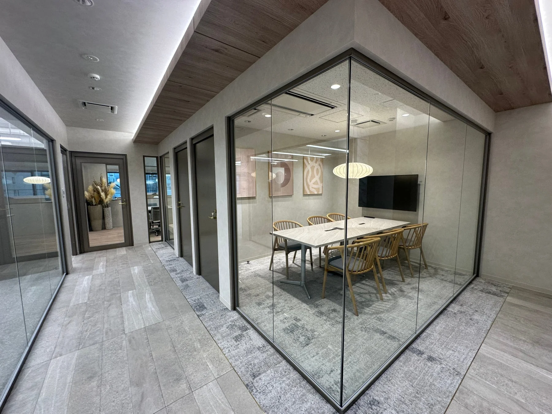 ガラス張りの会議室があるモダンなオフィス