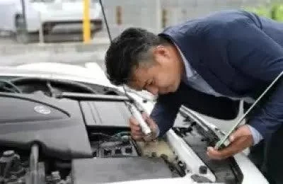 車のエンジンを点検する様子