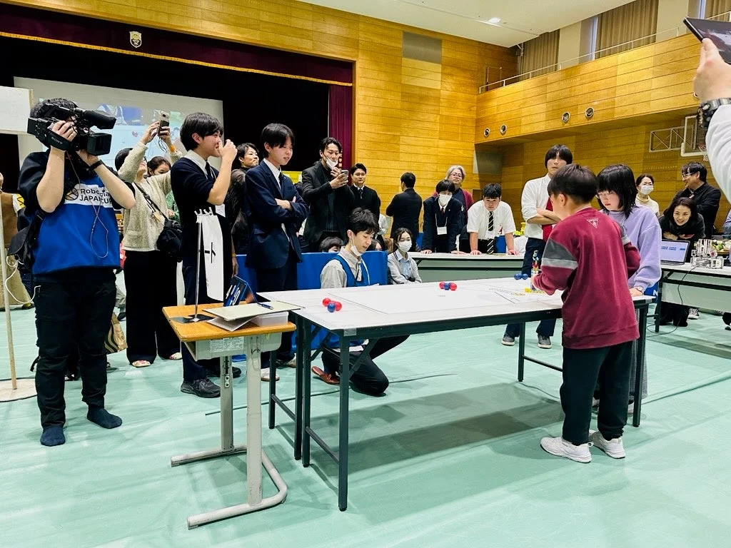 体育館でのロボット競技風景