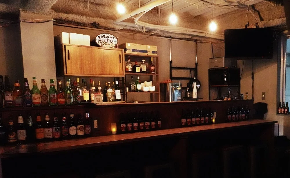 KOBUSHI BEERのボトルが並ぶバーの店内