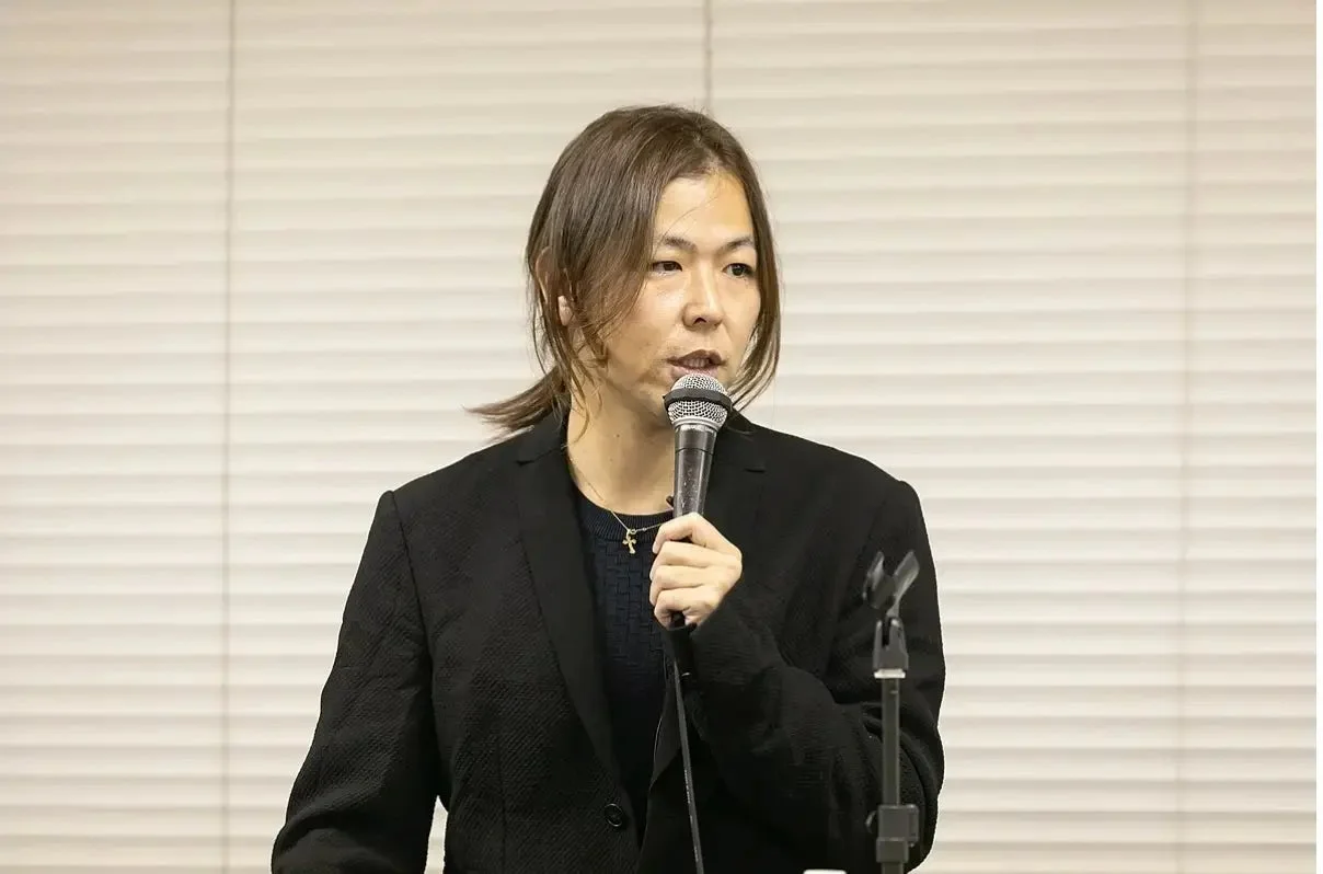 講演中のマイキー佐野氏