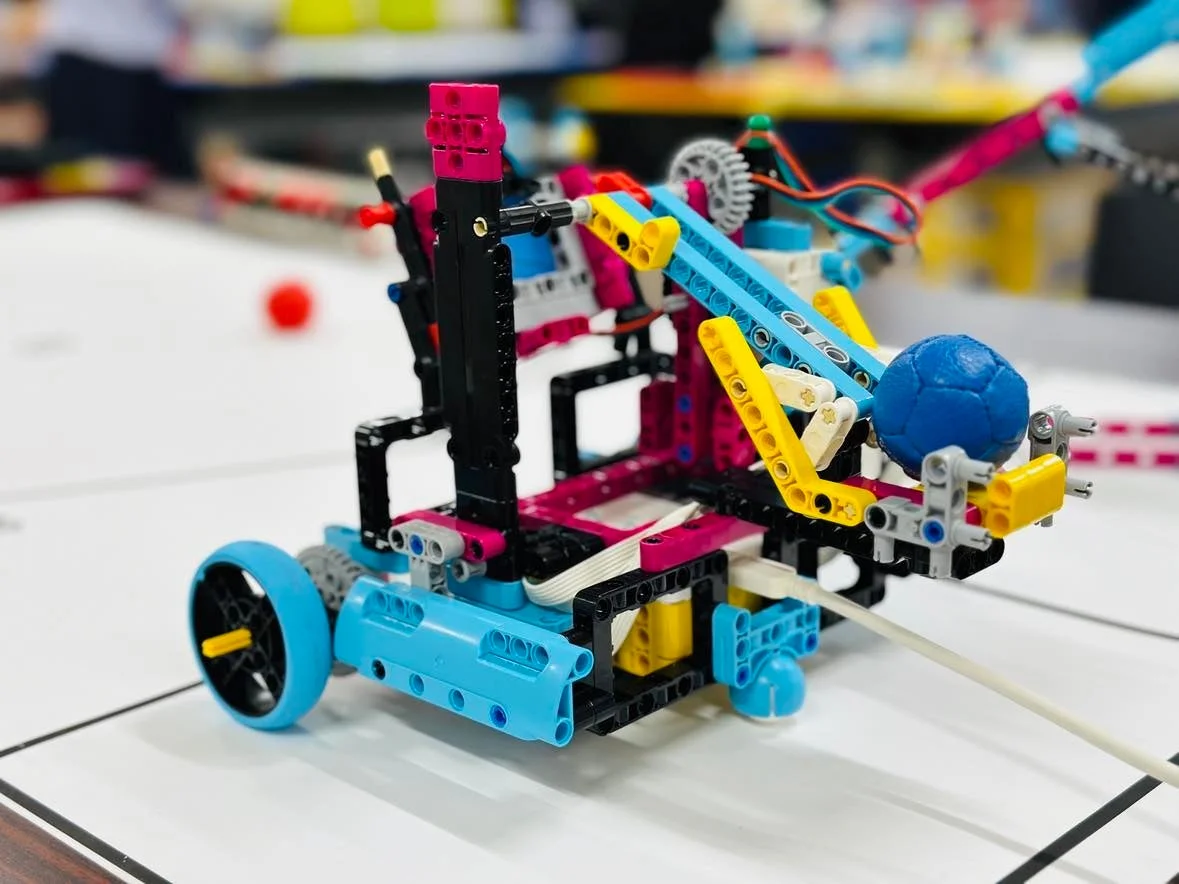 レゴブロックで組み立てられたロボットと青いボール