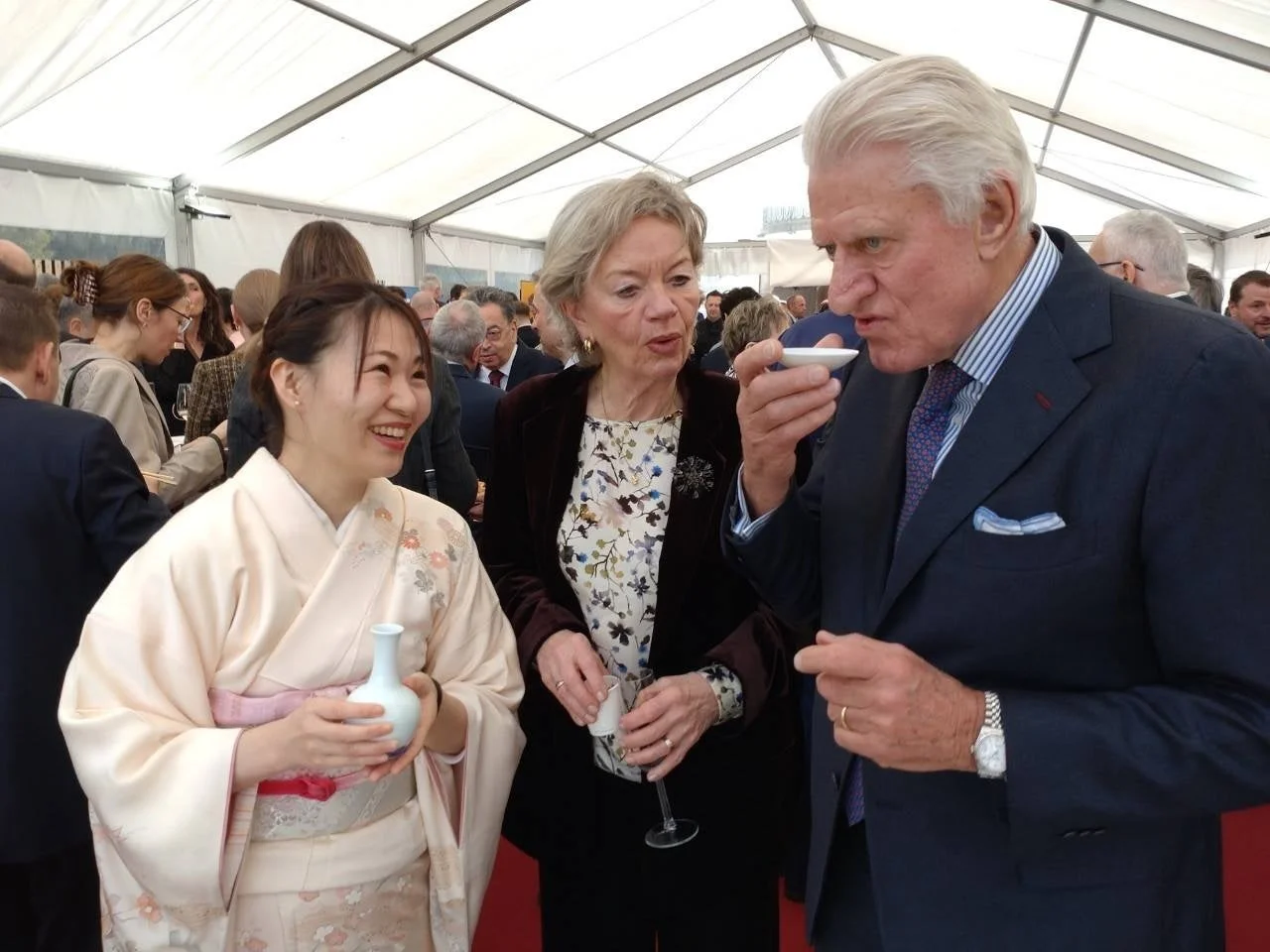 着物姿の日本人女性と外国人男性の文化交流