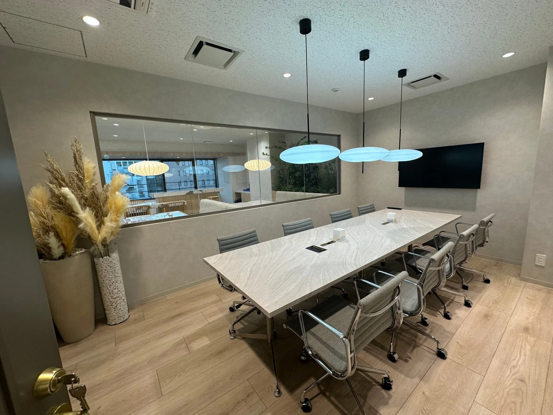 モダンで洗練された会議室