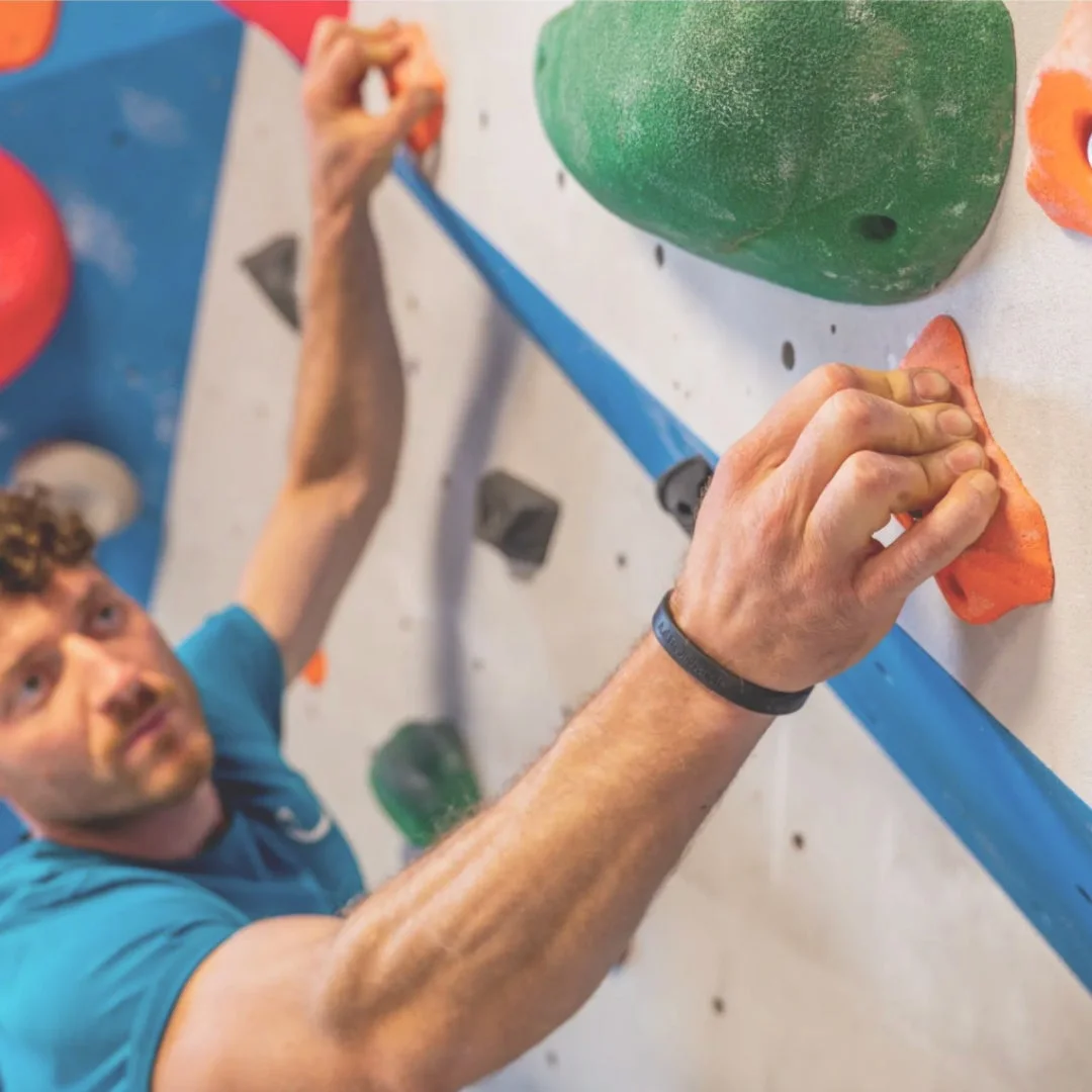 ボルダリング中の男性