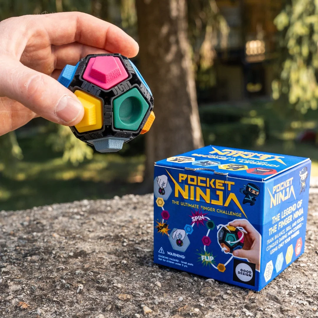 POCKET NINJAの製品と箱、手で持っている様子