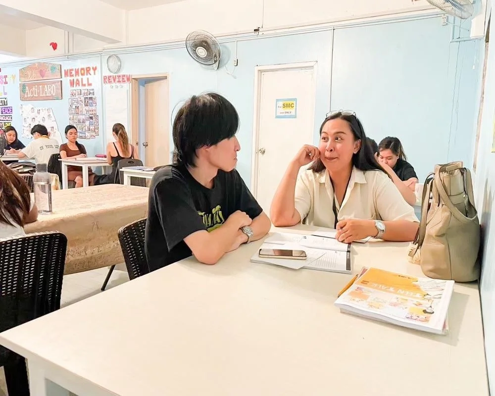 教室で学習する人々