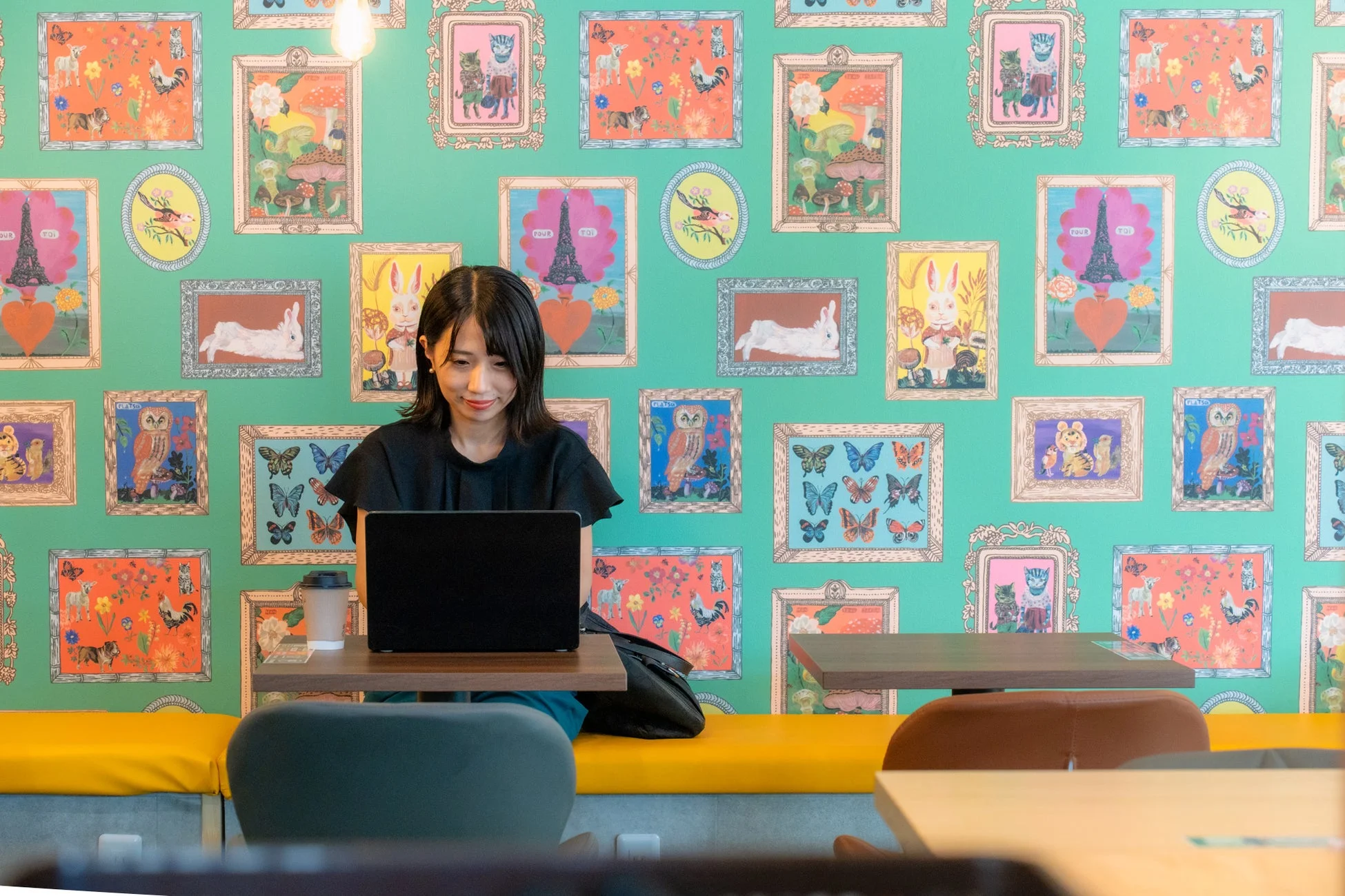 ノートパソコンで作業する女性