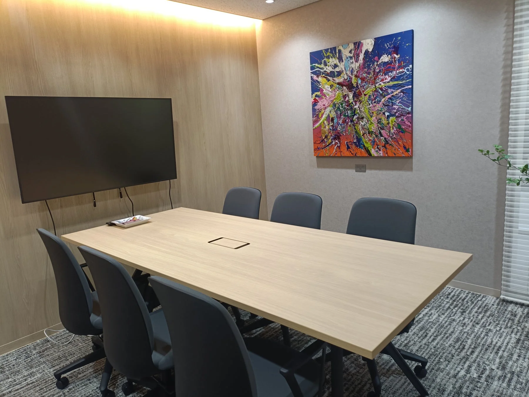 モダンなオフィス会議室の内部