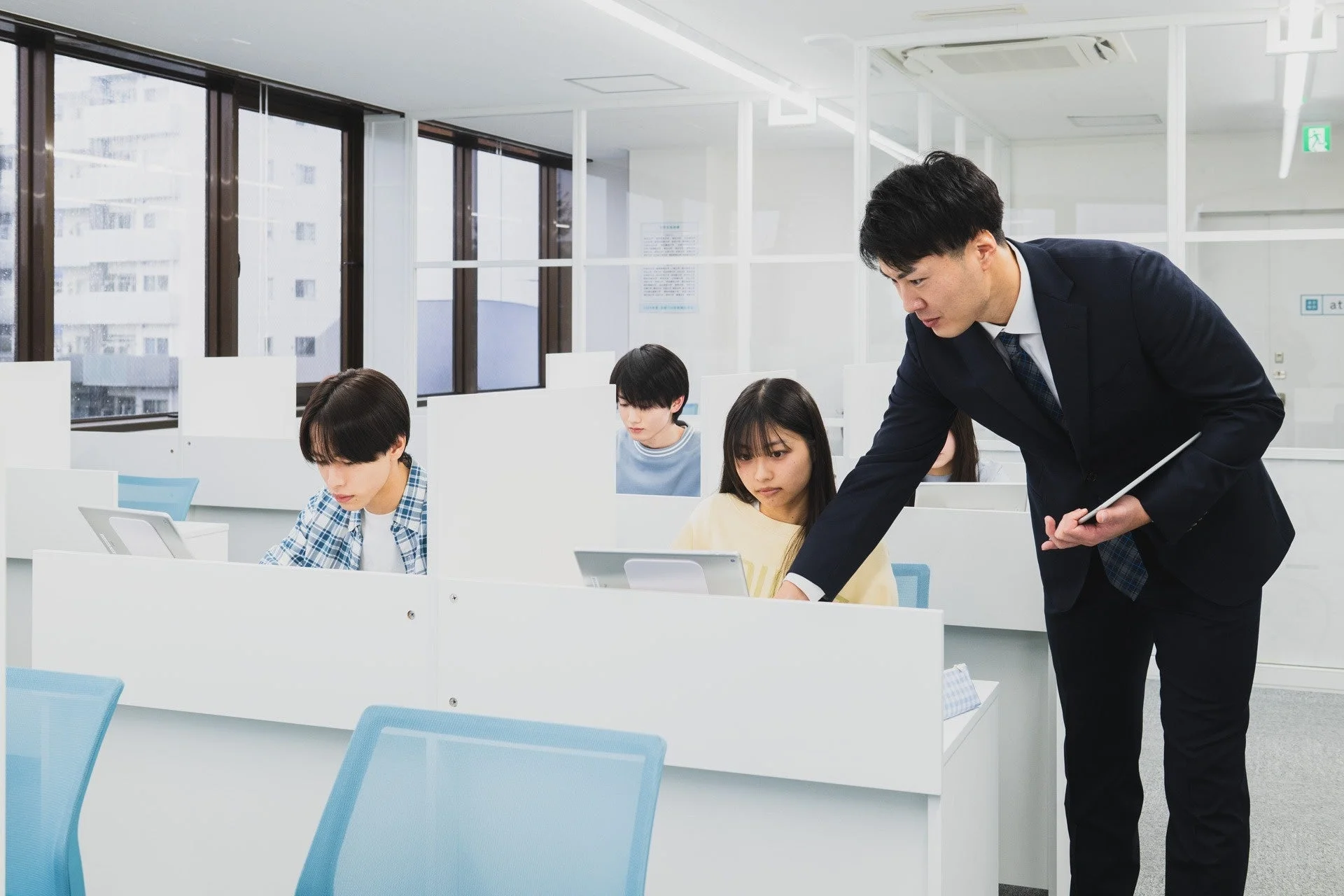 タブレットで学習を指導する様子