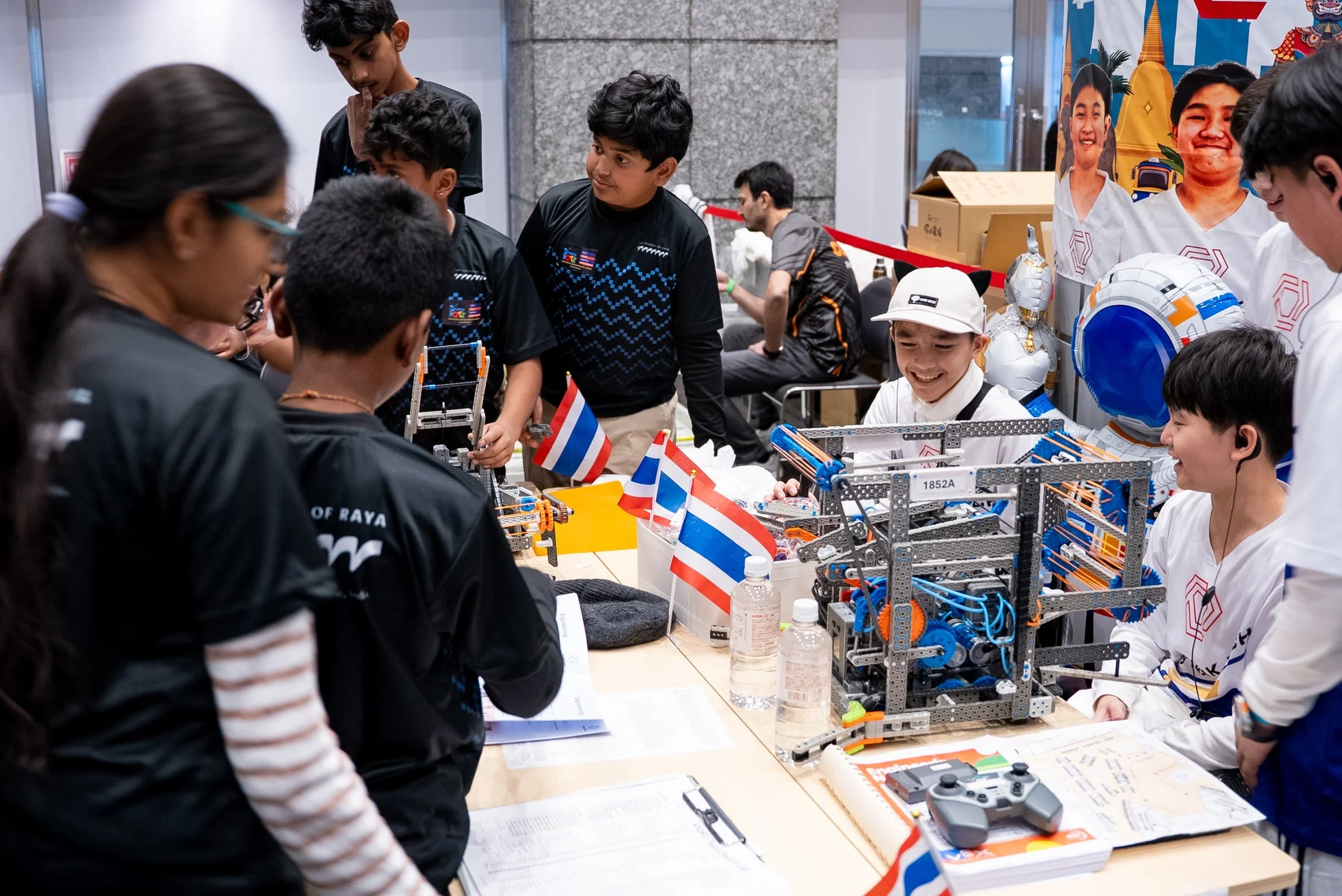 ロボット競技会に参加するタイの学生たち