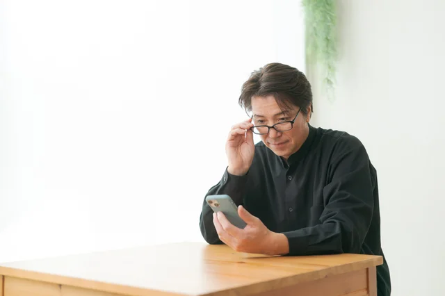 スマホを見る男性