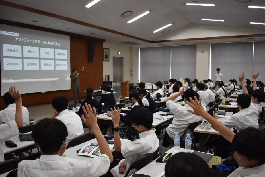 教室で生徒が手を挙げている様子